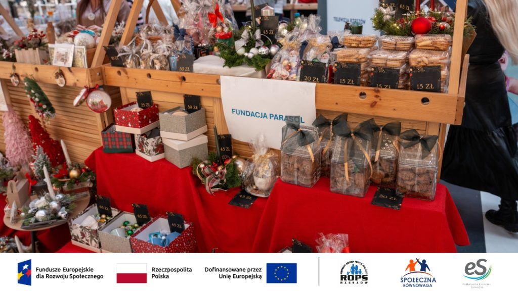 Zdjęcie świątecznych produktów na targu.