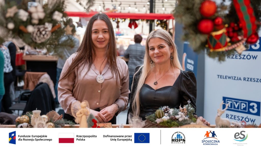 Zdjęcie kobiet na świątecznym targu