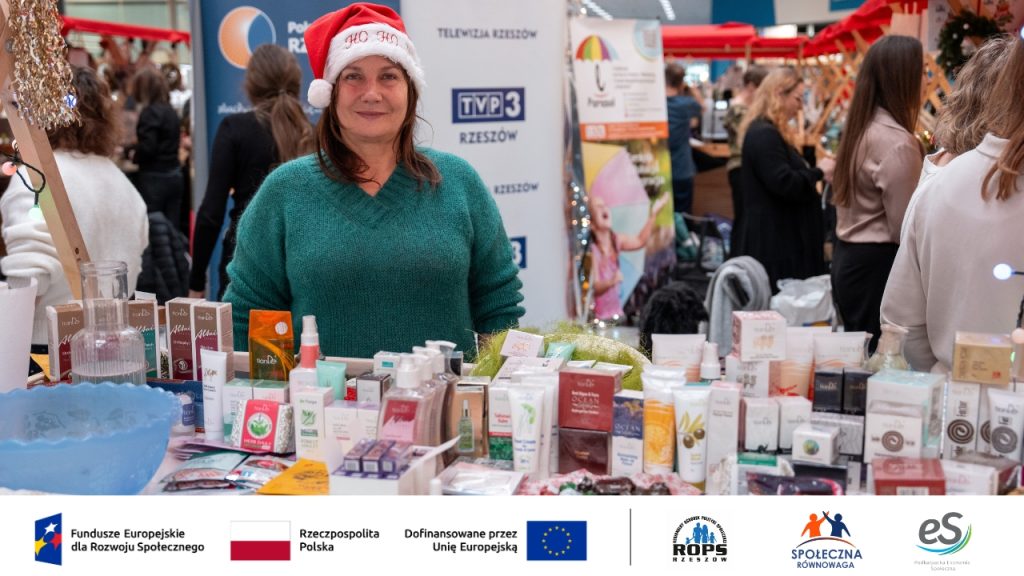 Zdjęcie kobiety z czapka mikołaja na targu świątecznym
