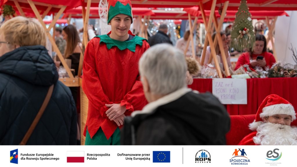 Zdjęcie elfa oraz mikołaja na targu