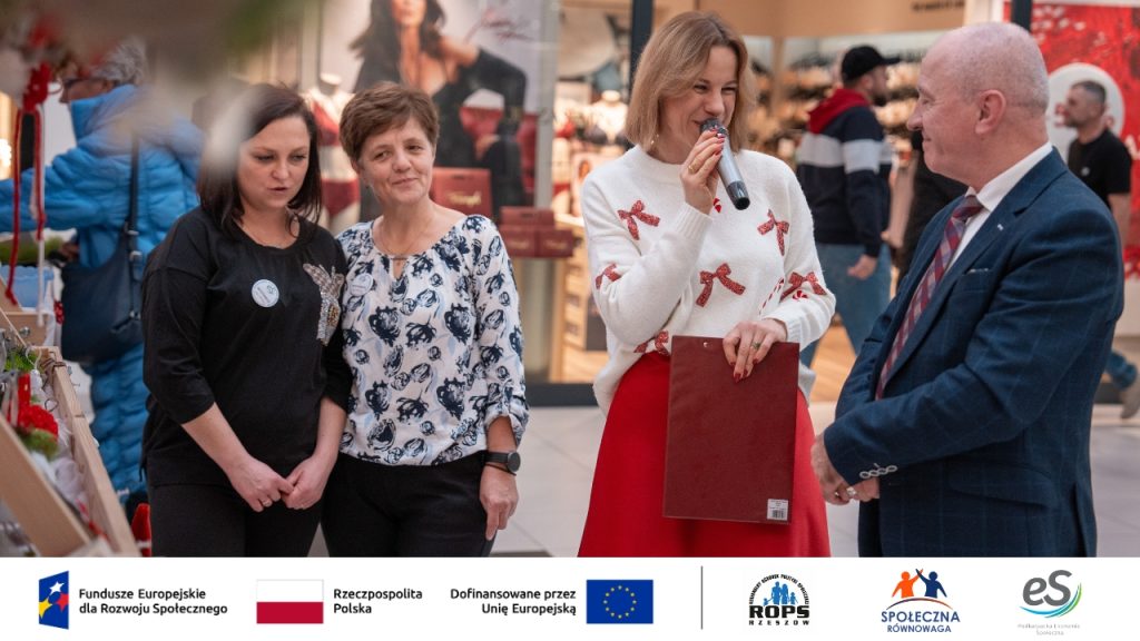 Grupa ludzi przemawiająca na targu