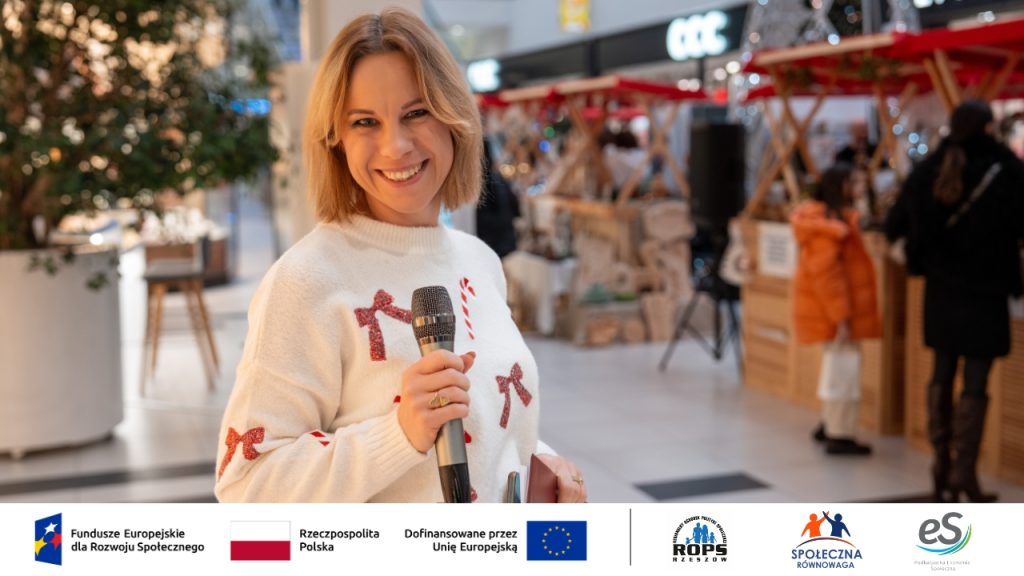 Zdjęcie kobiety w świątecznym swetrze z mikrofonem