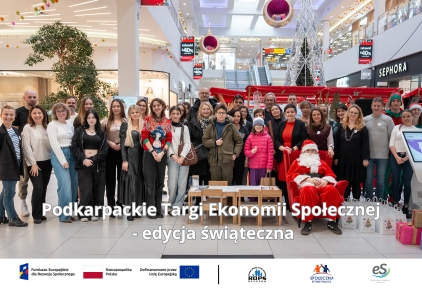 Zdjęcie osoby w przebraniu mikołaja wraz z dużą grupą ludzi