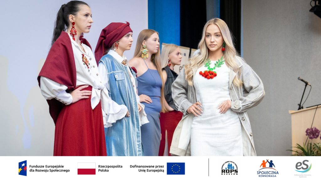 Zdjęcie kobiet w strojach ludowych