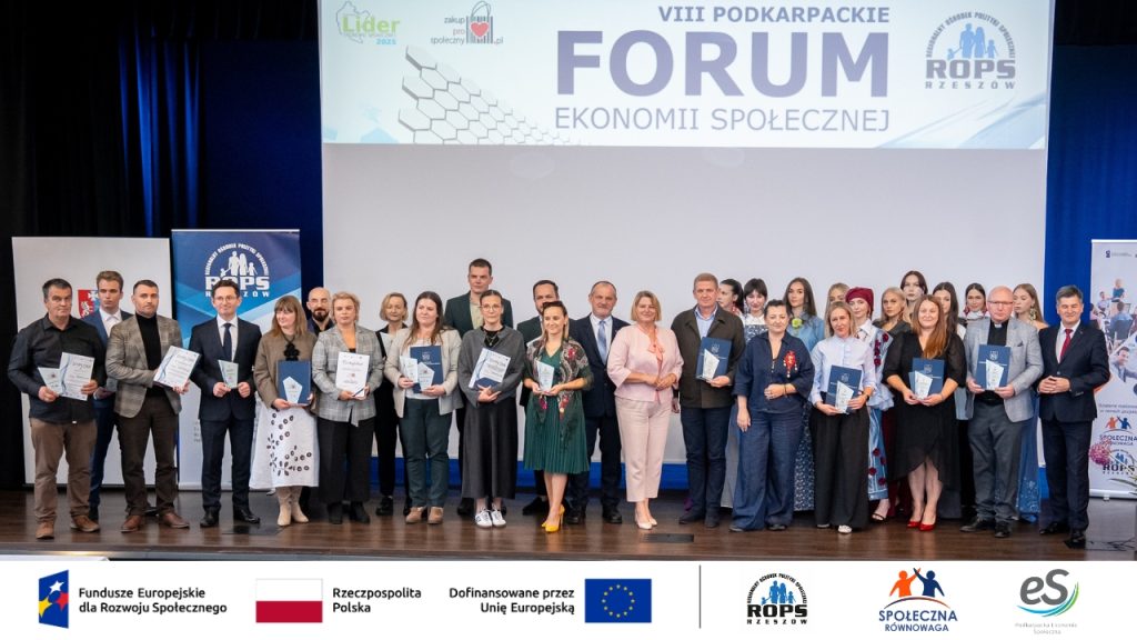 Grupowe zdjęcie uczestników z dyplomami oraz nagrodami