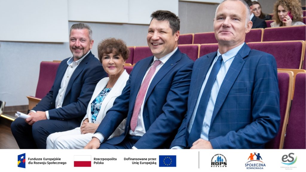 Zdjęcie osób w auli