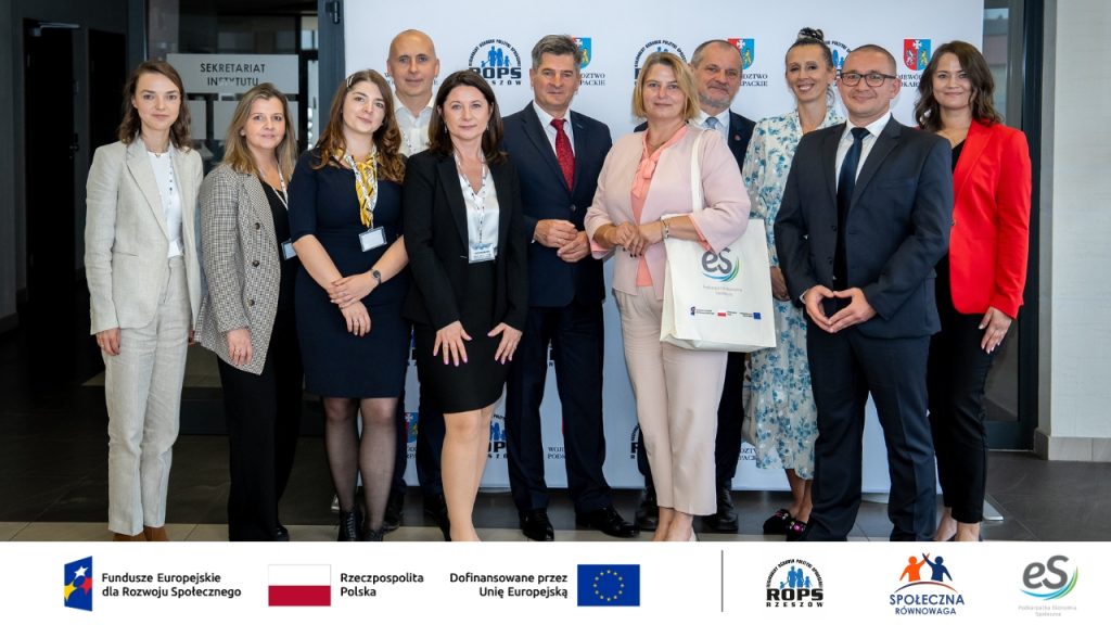 Grupa osób pozuje do zdjęcia