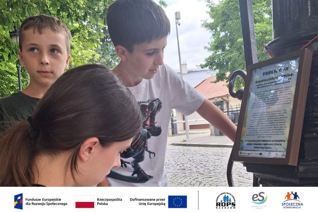 Dzieci rozwiązujące łamigłówkę