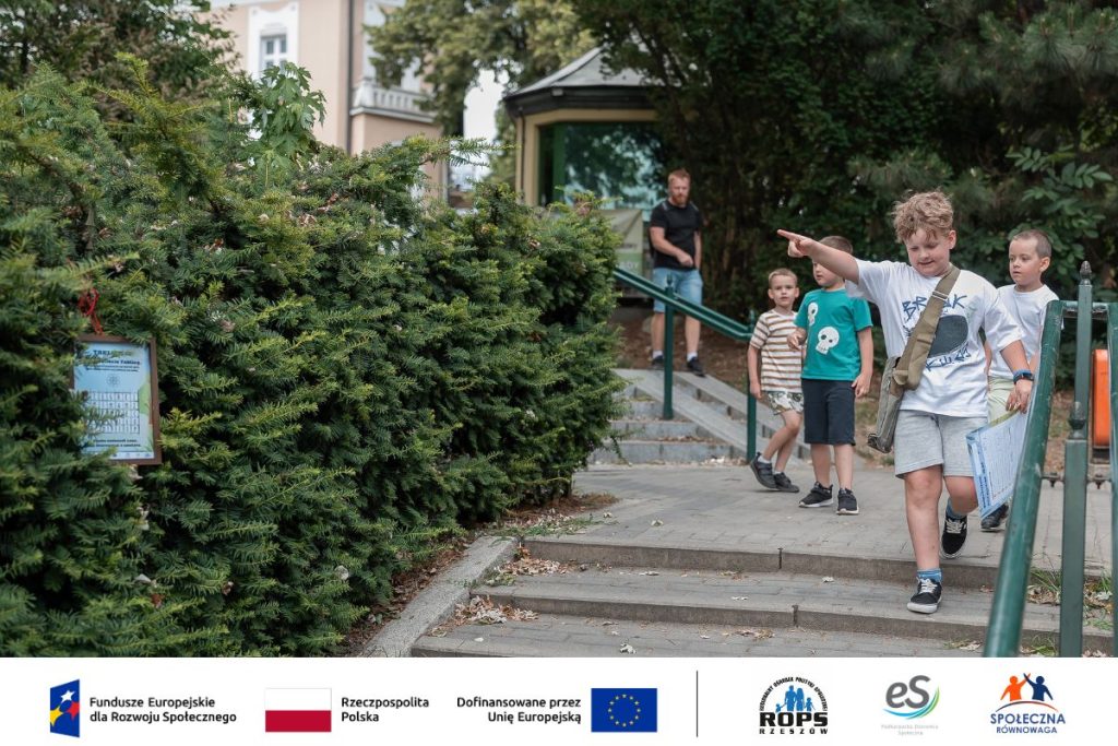 Dzieci idące przez park