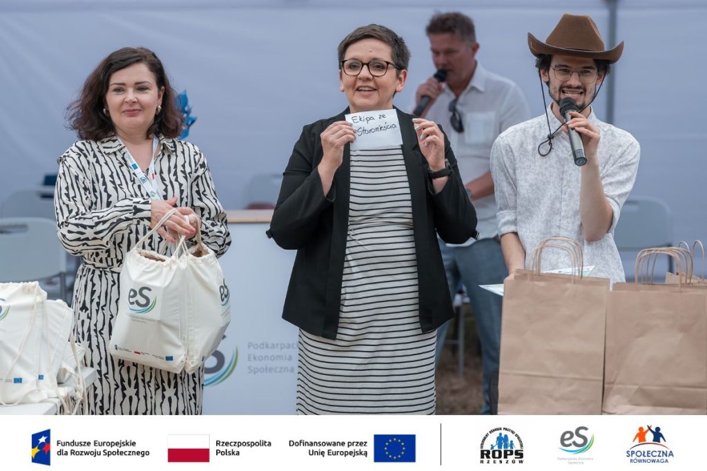 Ludzie rozdający nagrody dzieciom