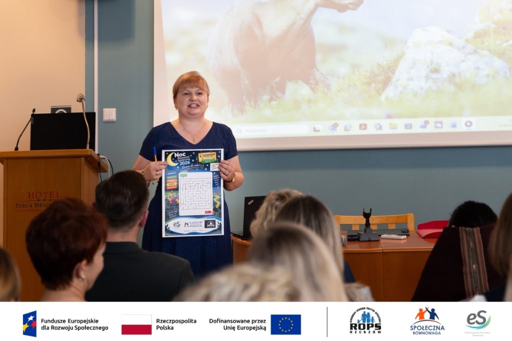 Kobieta prezentująca labirynt