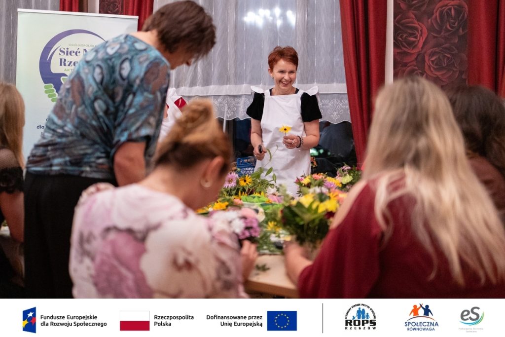 Kobiety robiące bukiety kwiatów