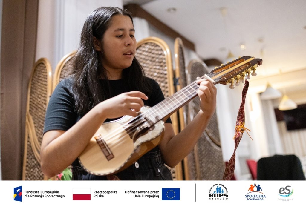 Kobieta grająca na gitarze