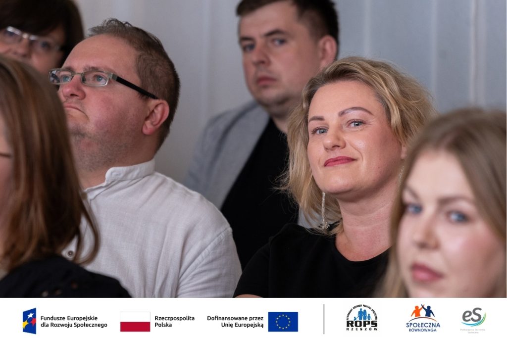 Grupa ludzi na spotkaniu