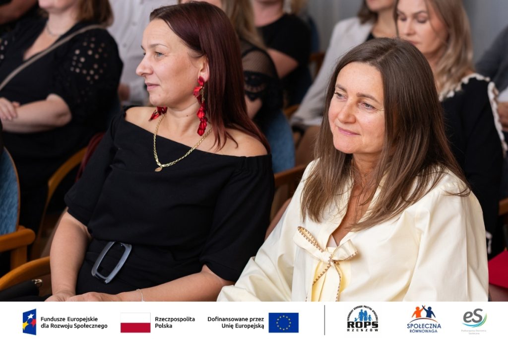Kobiety słuchające na spotkaniu