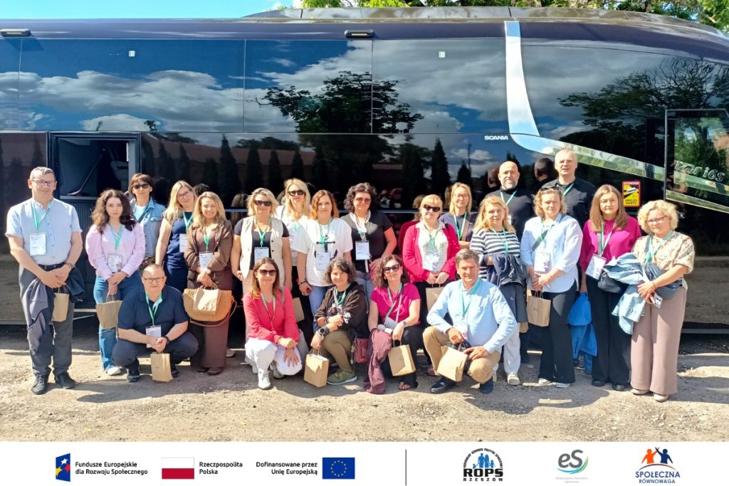 Zdjęcie grupowe przed autokarem