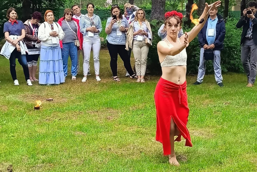 Tańcząca kobieta z płominiem