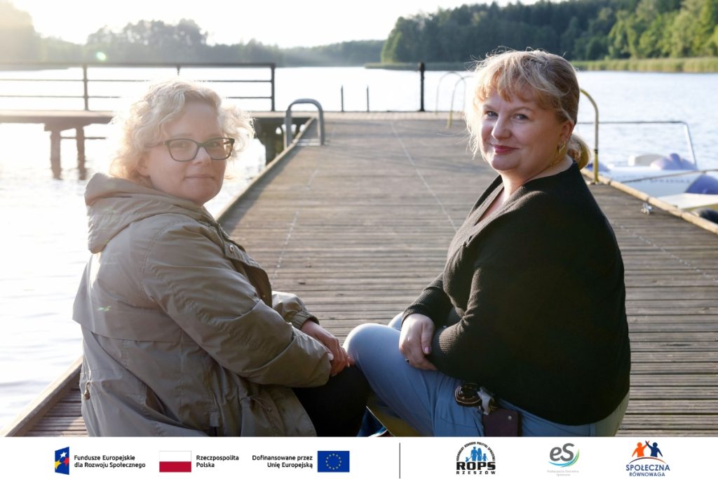 Kobiety siedzące na pomoście