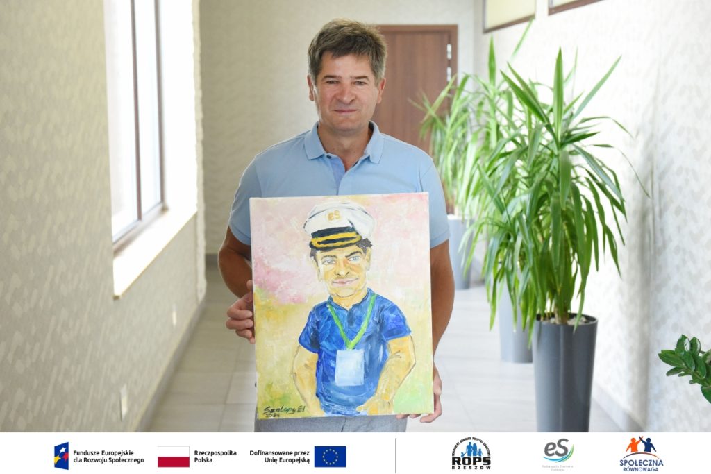 Dyrektor ROPS-y trzymający portret
