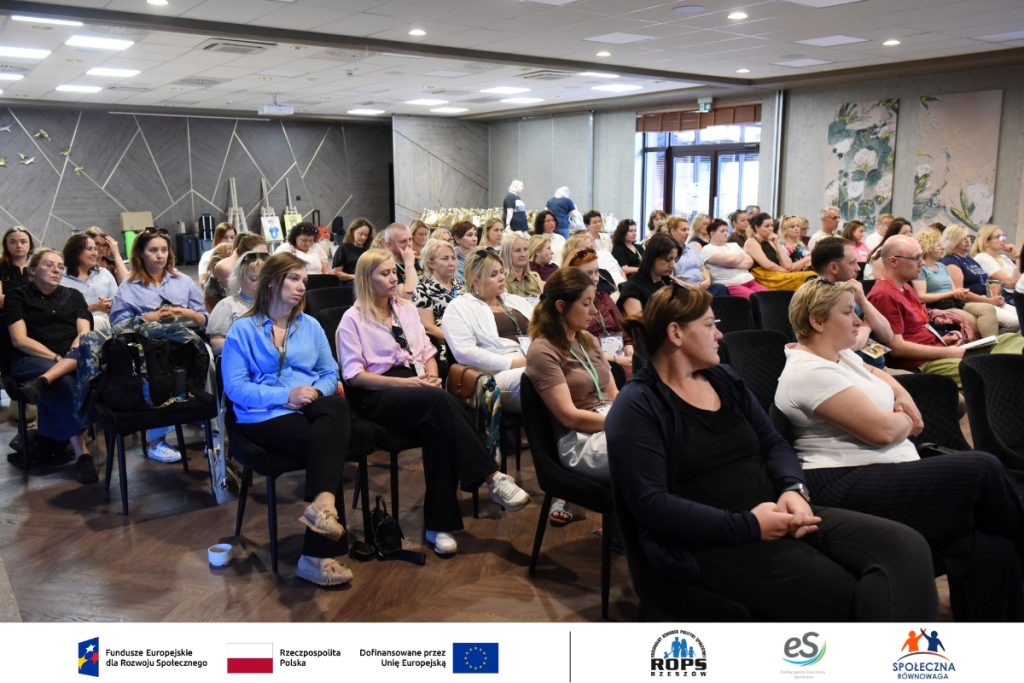 Grupa ludzi na spotkaniu