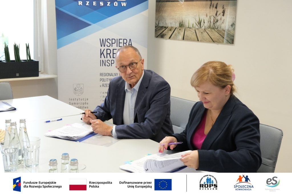 Ludzie podpisujący dokumenty