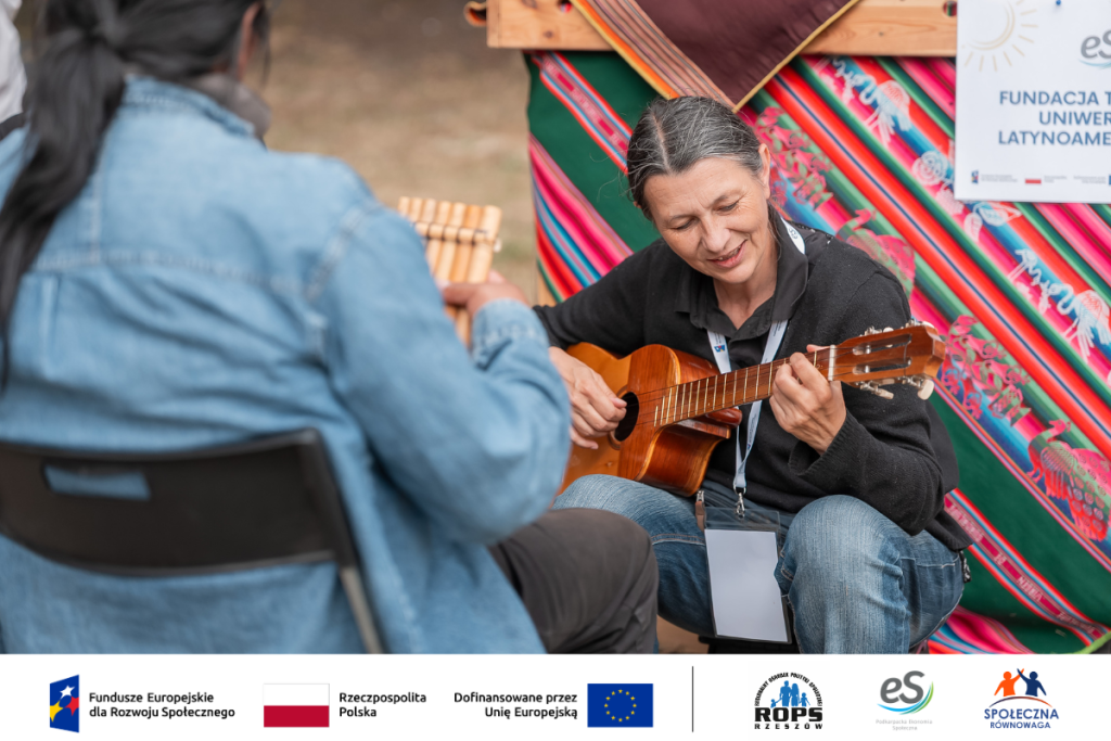 Kobieta grająca na gitarze