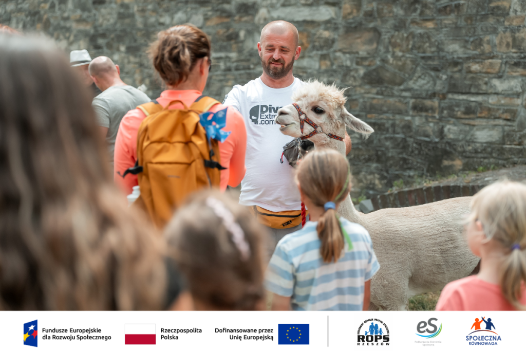 Ludzie na spotkaniu z lamą