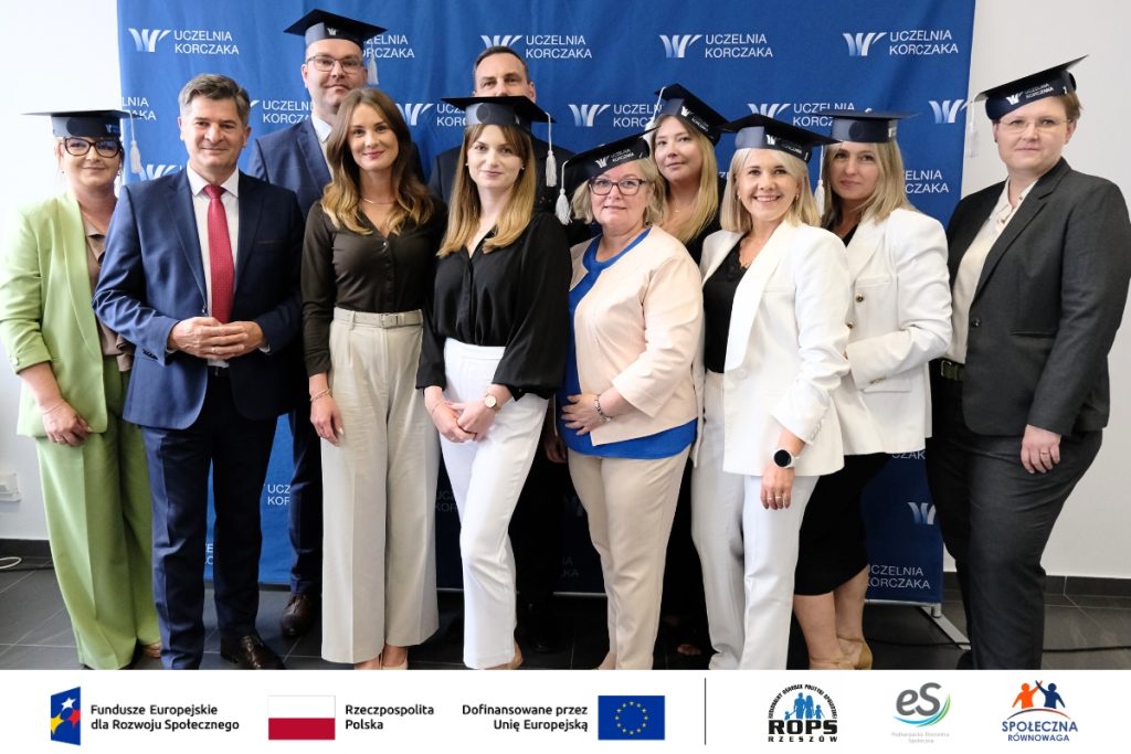 Grupa ludzi pozujących do zdjęcia w czapkach studenckich