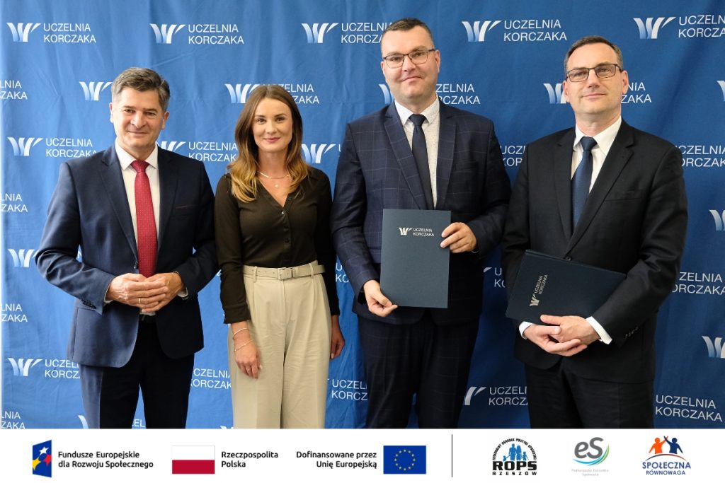 Grupa ludzi pozujących do zdjęcia