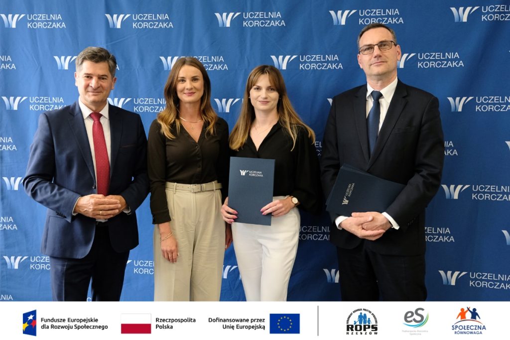 Grupa ludzi pozujących do zdjęcia