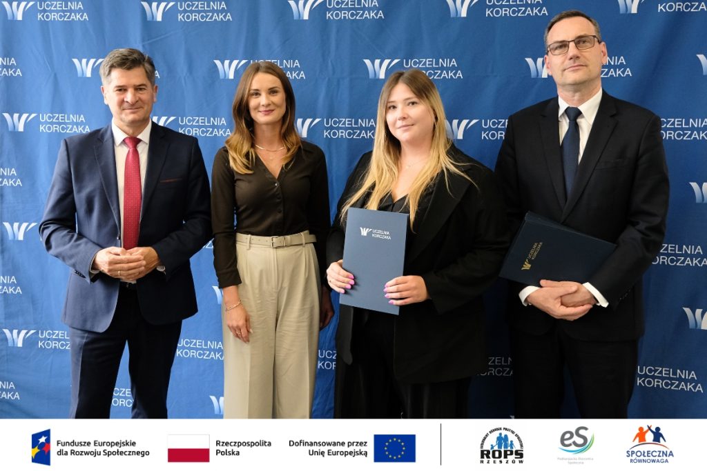 Grupa ludzi pozujących do zdjęcia