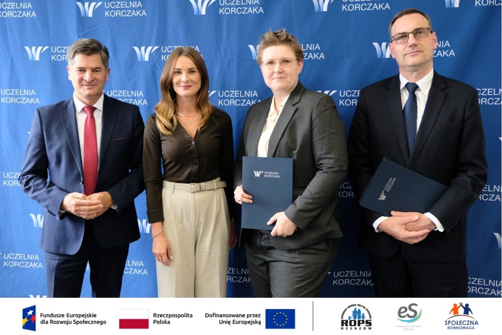 Grupa ludzi pozujących do zdjęcia