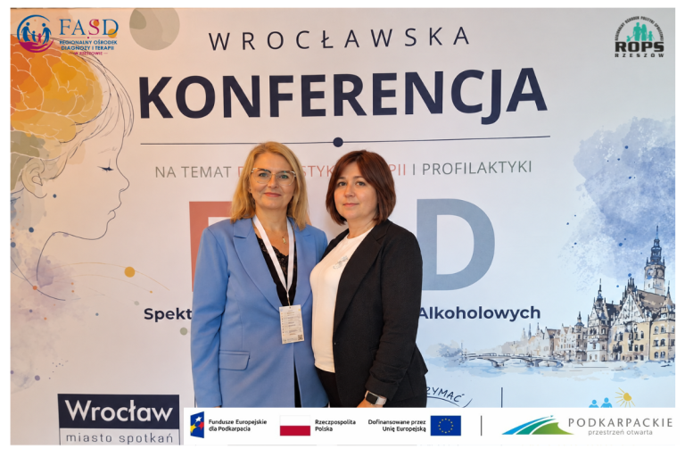 Grafika przedstawia dwóch uczestników konferencji, są to przedstawiciele ROPS Rzeszów